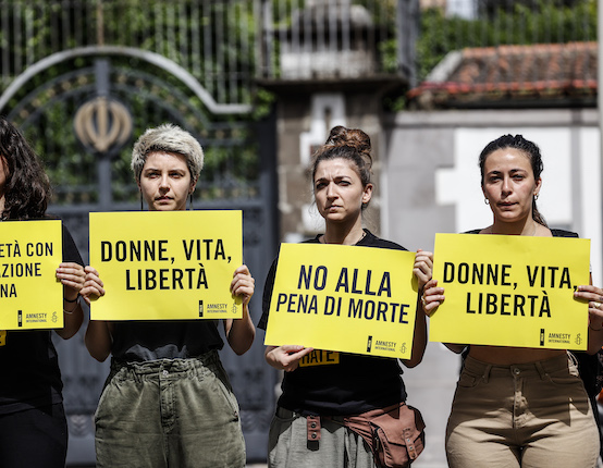 attiviste davanti ambasciata iraniana a roma