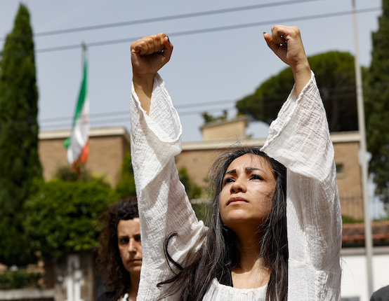 performance ballerina per protesta davanti all'ambasciata iraniana a roma