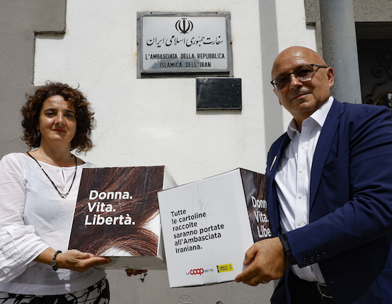 marco pedroni e ileana bello davanti alle porte dell'ambasciata iraniana a roma