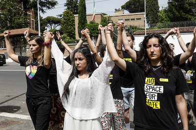 attiviste davanti ambasciata iraniana a roma con coop